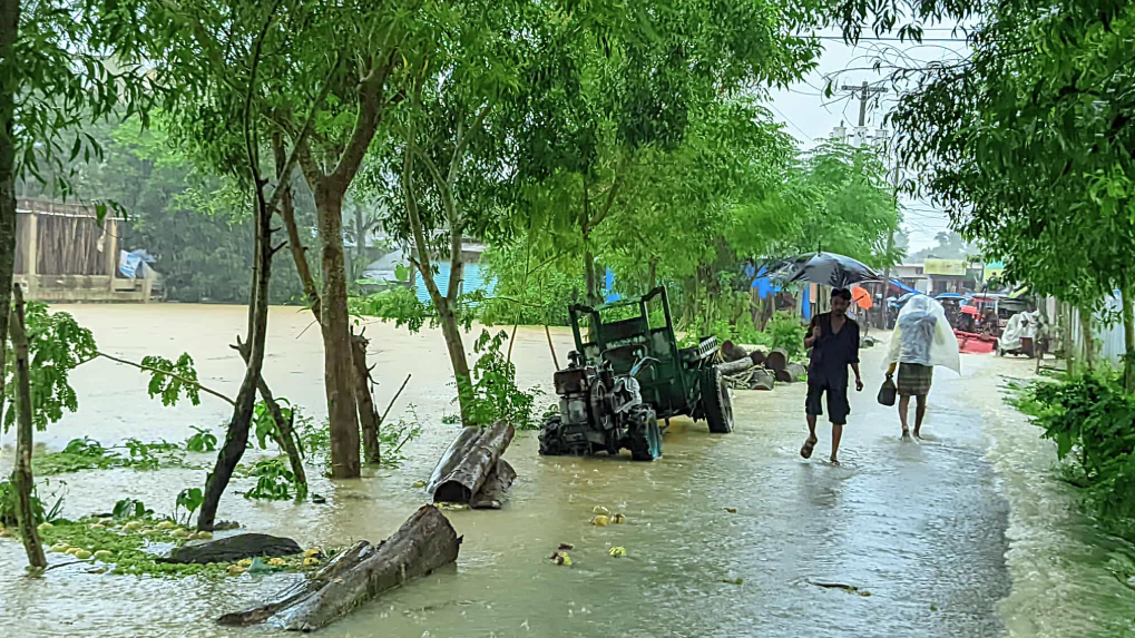 ফুলগাজী-পরশুরামের বন্যা মোকাবিলায় প্রস্তুতি, আশ্রয়কেন্দ্রে হাজারো মানুষ